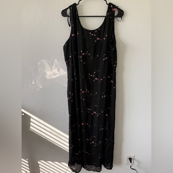 Black and Pink Sleeveless Maxi Dress with Scoop Neck - Picture 4 of 11
